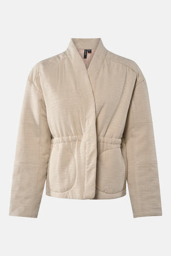 Manteau court beige de Vero Moda, avec un col haut et une ceinture élastique, vu de l'arrière.