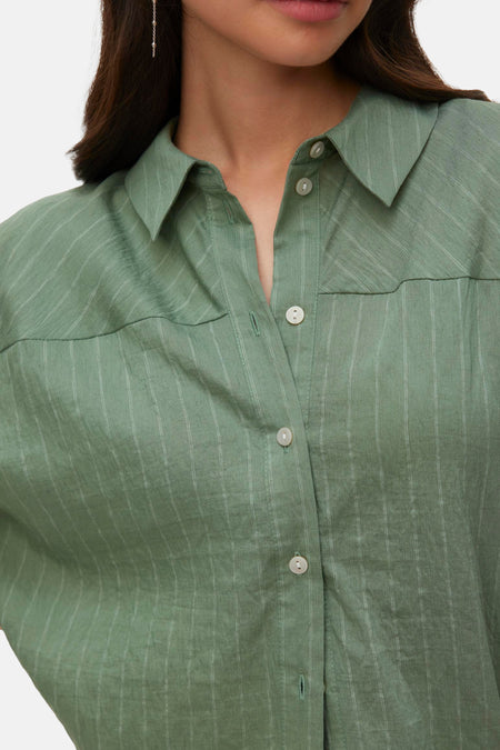 Chemisier rayé vert à manches courtes de VERO MODA®, avec col ouvert, fermeture boutonnée et empiècements marquants sur les épaules.