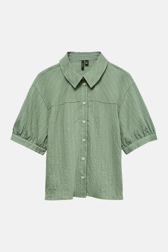 Chemisier vert à manches courtes de VERO MODA, avec rayures verticales blanches, col classique et manches bouffantes.