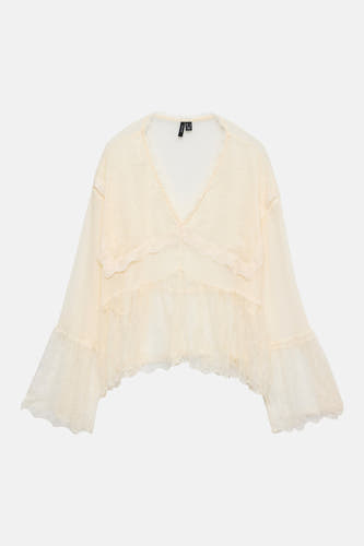 Blouse écru à manches longues de VERO MODA, avec détails en dentelle et col en V.