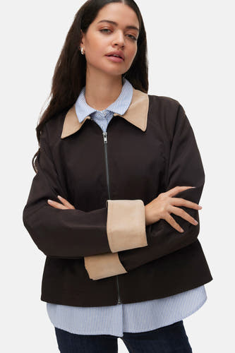 Veste courte marron de VERO MODA, vue de dos, avec col et poignets beiges, portée sur une chemise rayée et un jean.
