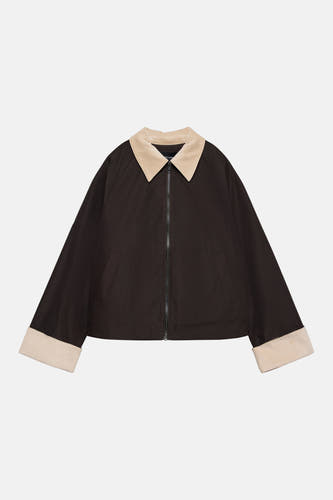 Veste courte marron de VERO MODA, avec col et poignets beiges, et une fermeture éclair.