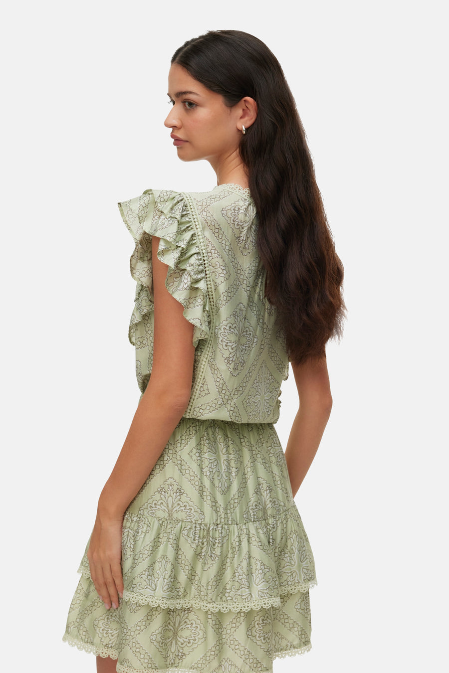 Groene blouse met korte mouwen van VERO MODA, met gedetailleerd patroon, ruches en kanten randen, in zijaanzicht.