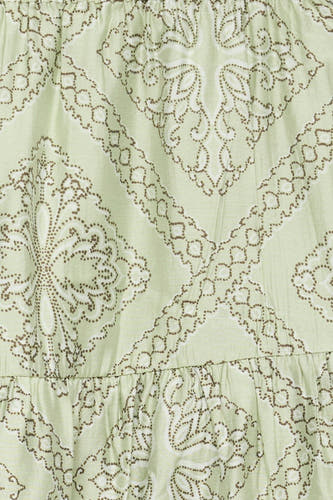 Lichtgroene rok van VERO MODA® met bruin stippenpatroon van geometrische en paisley-achtige vormen, en een geplooide onderrand.