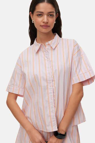 Roze gestreepte blouse met korte mouwen van VERO MODA®, voorzien van knoopsluiting en opgerolde mouwen, vooraanzicht