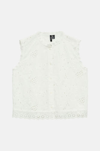 Chemisier blanc à manches courtes de VERO MODA, avec broderie anglaise ornementale, col montant et boutons.