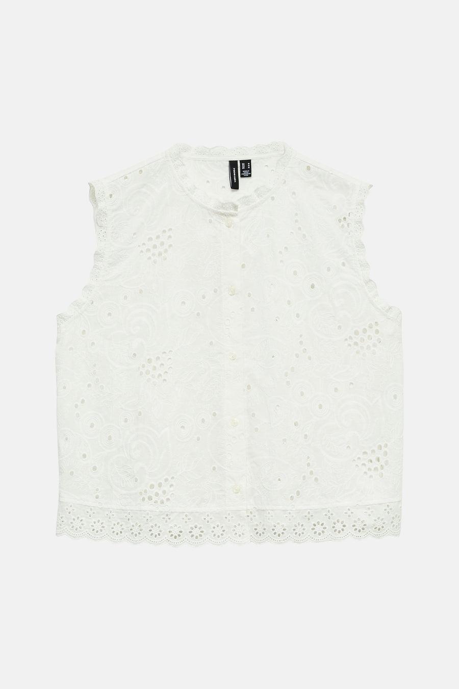 Chemisier blanc à manches courtes de VERO MODA, avec broderie anglaise ornementale, col montant et boutons.