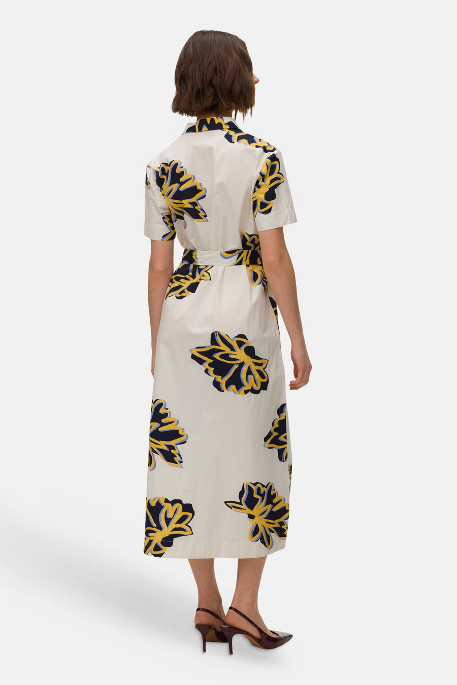 Multicolor kleedje met korte mouwen van VERO MODA® met donkerblauwe en gele bladprint, kraag en tailleriem, rugaanzicht.