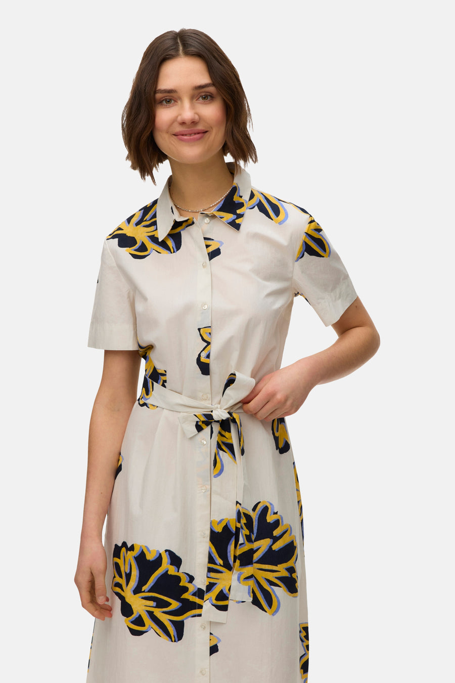 Robe multicolore à manches courtes de VERO MODA®, avec imprimé floral, col et ceinture à nouer.