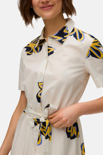 Robe courte de couleur crème à manches courtes de VERO MODA® avec un motif abstrait multicolore en bleu marine, jaune et bleu clair, et une ceinture à nouer.