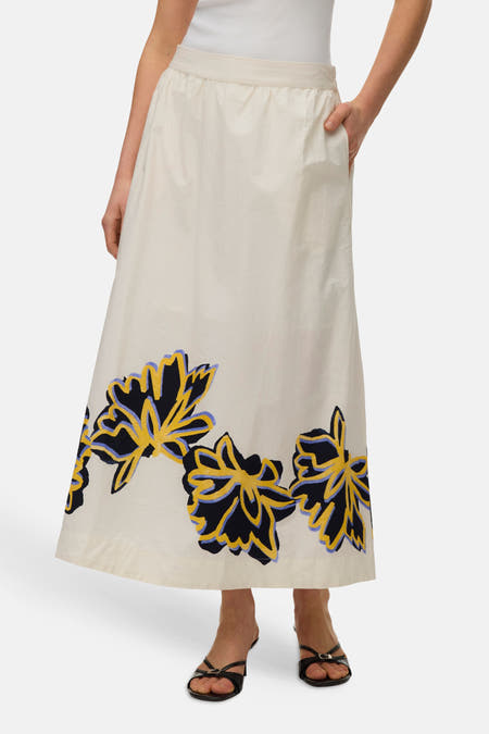 Jupe longue écru de VERO MODA avec taille élastique et motif floral abstrait jaune, bleu foncé et violet le long de l'ourlet, au dos.