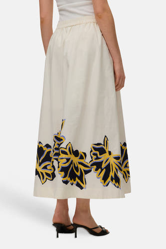 Lange ecru rok van VERO MODA met elastische taille en abstract geel, donkerblauw en paars bloemenpatroon langs de zoom, achterzijde.
