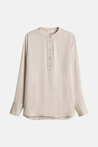 Blouse beige à longues manches d'OPUS, avec une fermeture à boutons subtile à l'avant.