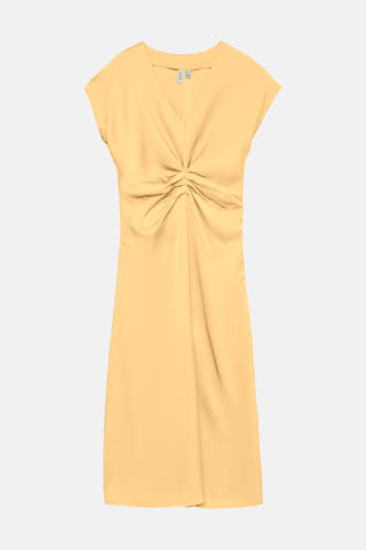 Robe jaune à manches courtes de VERO MODA®, avec un détail de taille torsadée.
