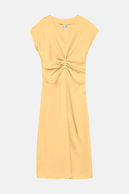 Robe jaune à manches courtes de VERO MODA®, avec un détail de taille torsadée.