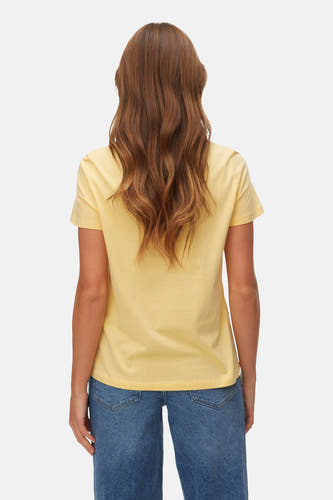 Geel T-shirt met korte mouwen van Vero Moda, gezien van achteren, gecombineerd met een blauwe jeans.