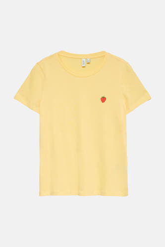 T-shirt jaune à manches courtes de VERO MODA, avec une petite fraise brodée sur la poitrine.