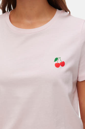 T-shirt rose à manches courtes de Vero Moda, avec des cerises brodées sur la poitrine.