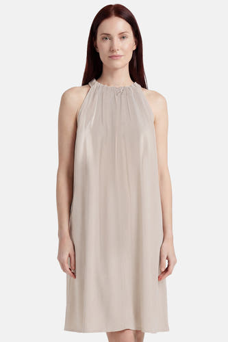 Robe beige sans manches VERO MODA® avec col licou plissé, porté par un mannequin.