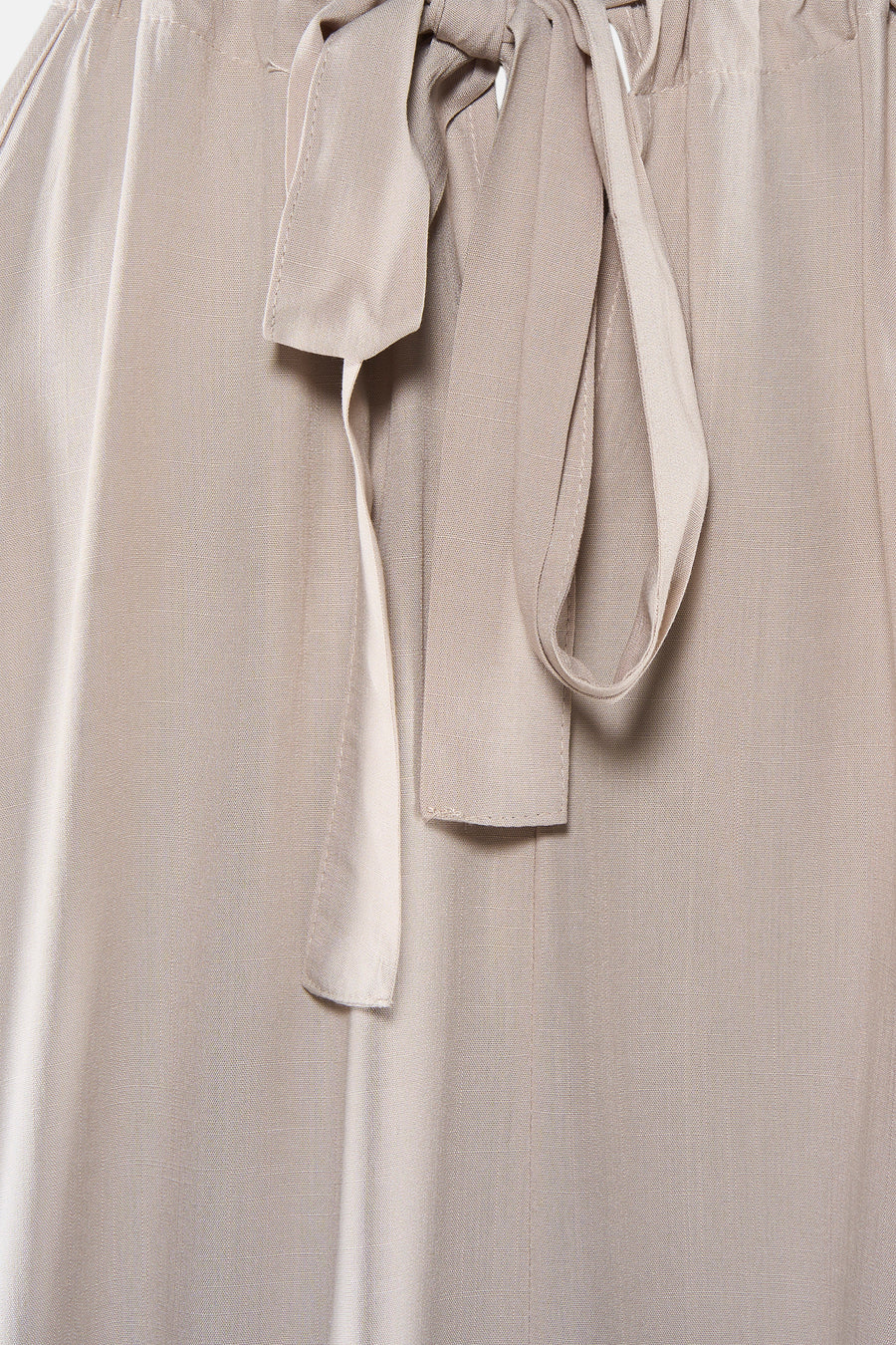 Robe beige de VERO MODA® avec une ceinture à nouer et un tissu texturé visible.