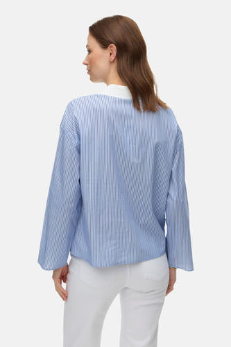 Blauw gestreept hemd met lange mouwen van VERO MODA®, gezien van achteren, met witte broek.
