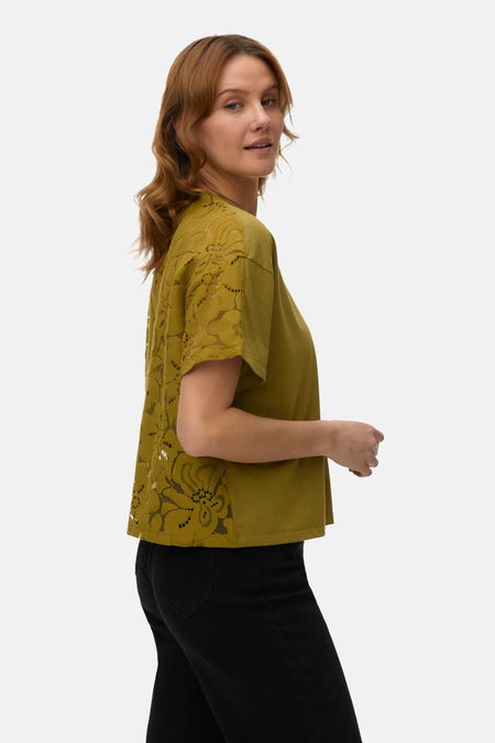 T-shirt vert à manches courtes vert de Vero Moda, avec motif floral et détails en dentelle.