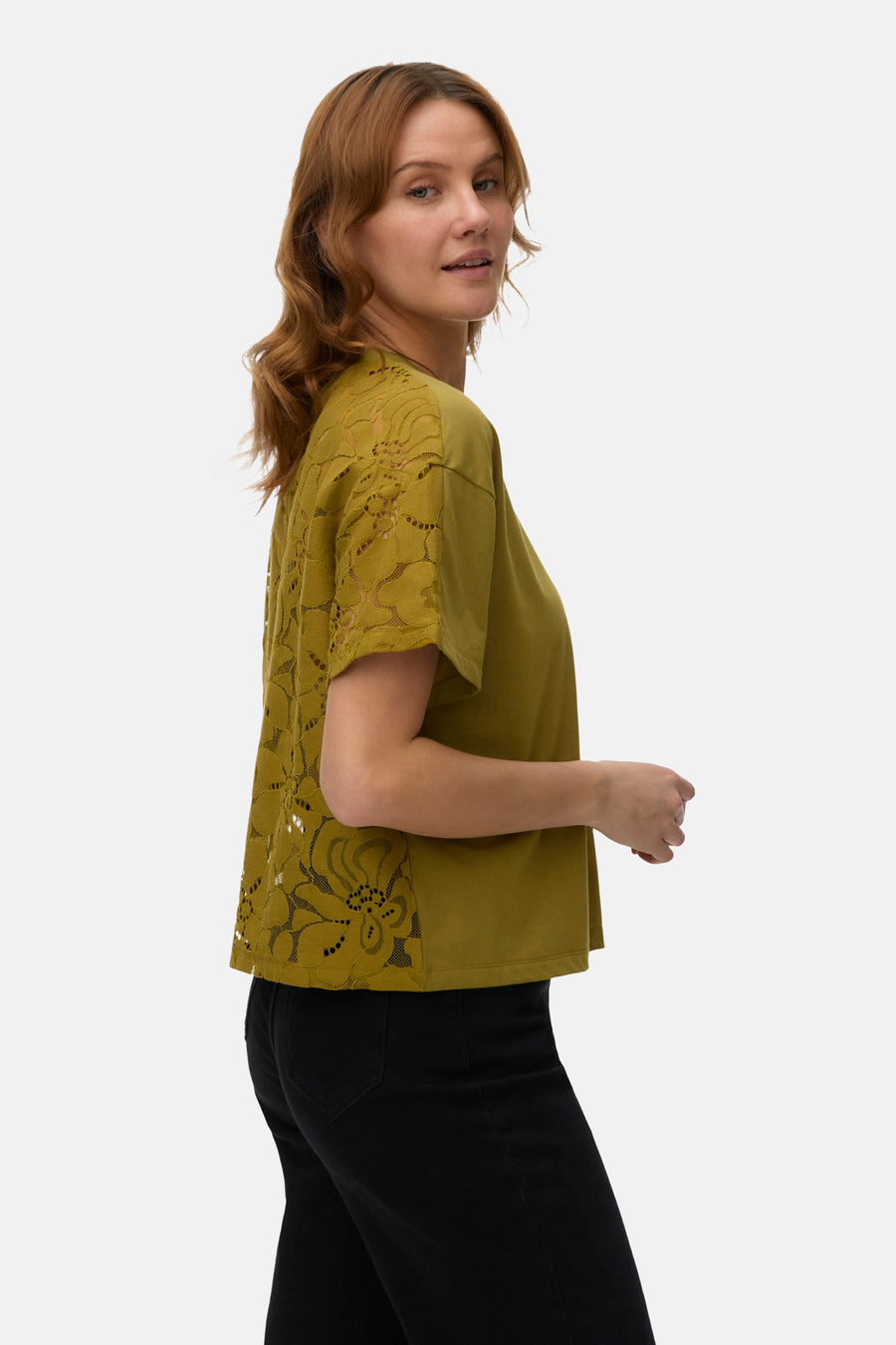 T-shirt vert à manches courtes vert de Vero Moda, avec motif floral et détails en dentelle.