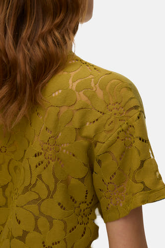 T-shirt à manches courtes vert de VERO MODA® avec un motif en dentelle florale, vue arrière.