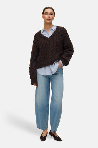 Lichtblauwe denim jeans van VERO MODA® met wijde pijpen, gestyled met een bruine trui.