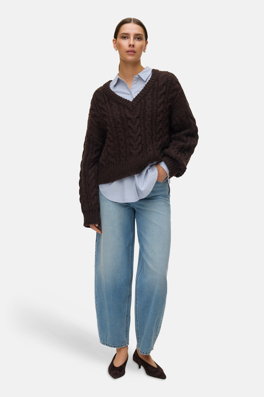 Lichtblauwe denim jeans van VERO MODA® met wijde pijpen, gestyled met een bruine trui.