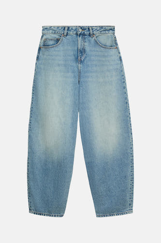Jean en denim bleu clair coupe spéciale VERO MODA® à jambes larges et délavage clair, posé à plat.