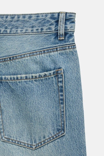 Jean en denim bleu clair coupe spéciale de VERO MODA, gros plan de l'arrière avec poche arrière et passant de ceinture.