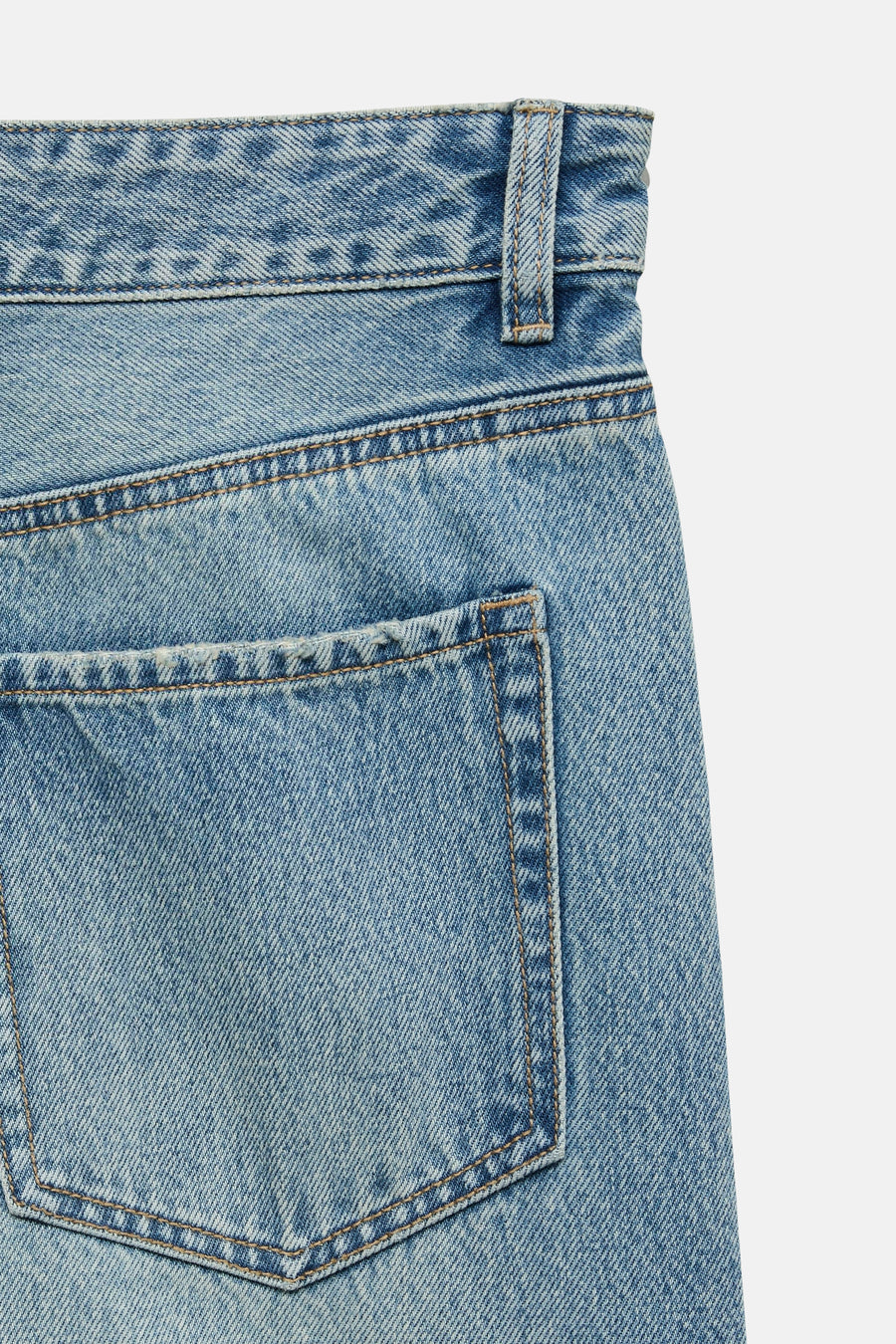 Jean en denim bleu clair coupe spéciale de VERO MODA, gros plan de l'arrière avec poche arrière et passant de ceinture.