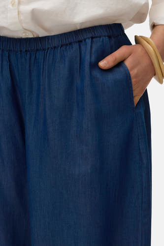 Pantalon bleu de VERO MODA, avec taille élastique et une main dans la poche.