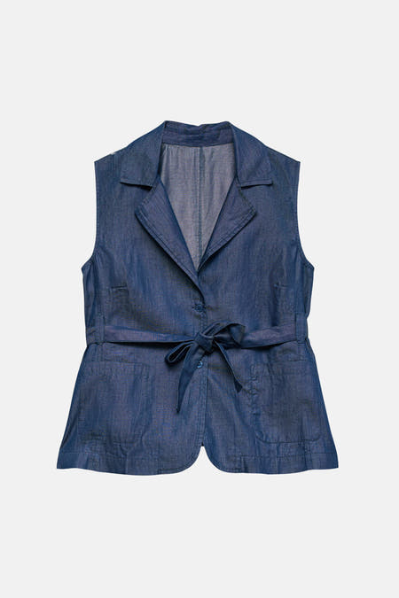 Gilet en jean bleu foncé de VERO MODA®, avec col et ceinture à l'arrière.