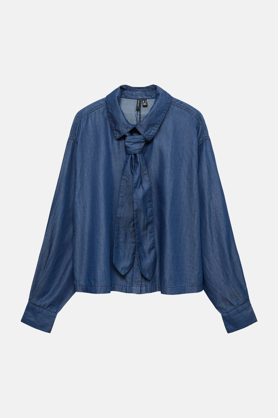 Chemise en jean bleu foncé à manches longues de Vero Moda, fermeture boutonnée au dos des poignets.