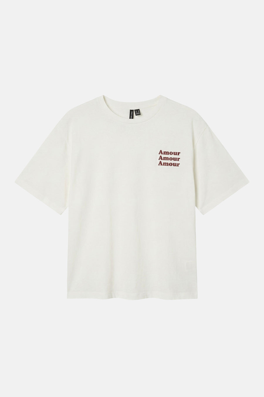 T-shirt blanc à manches courtes de VERO MODA, avec le texte 'Amour Amour Amour' en marron-rouge sur la poitrine.