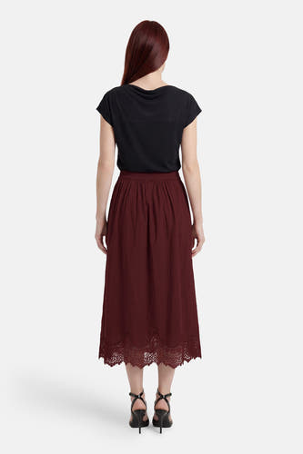 Jupe bordeaux de VERO MODA® avec taille plissée et ourlet festonné en dentelle, dos.