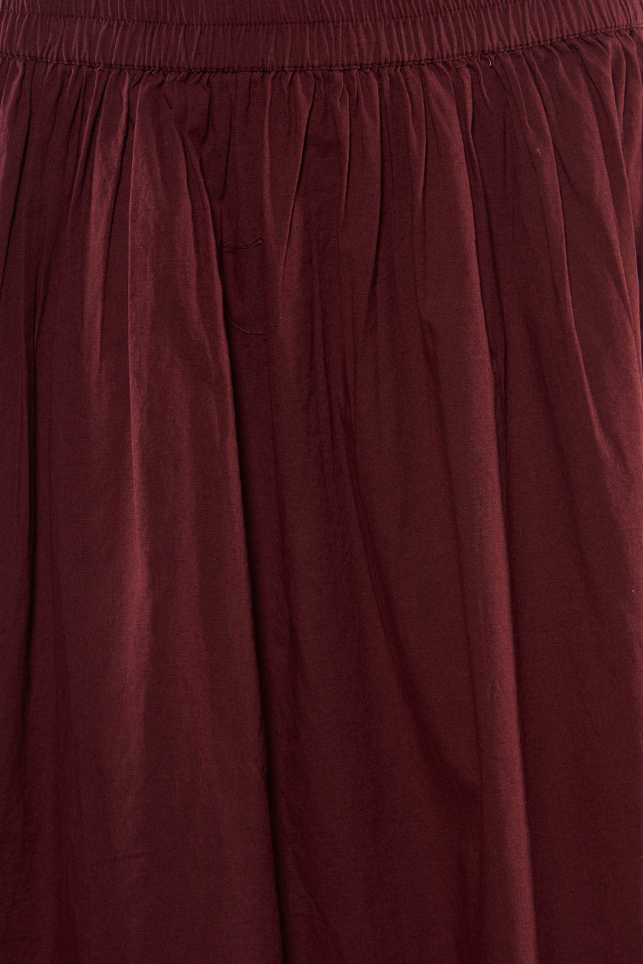 Jupe bordeaux de VERO MODA® avec une ceinture élastique et de doux plis verticaux.