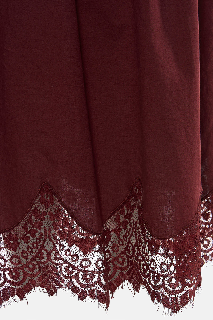 Jupe de couleur bordeaux de VERO MODA® avec un large ourlet en dentelle festonnée.