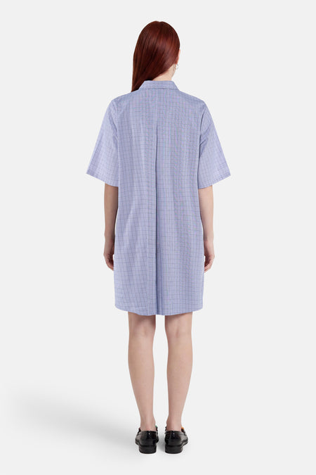 Blauw geruit kleedje met lange mouwen van VERO MODA®, achterkant met centrale plooien, model draagt zwarte loafers