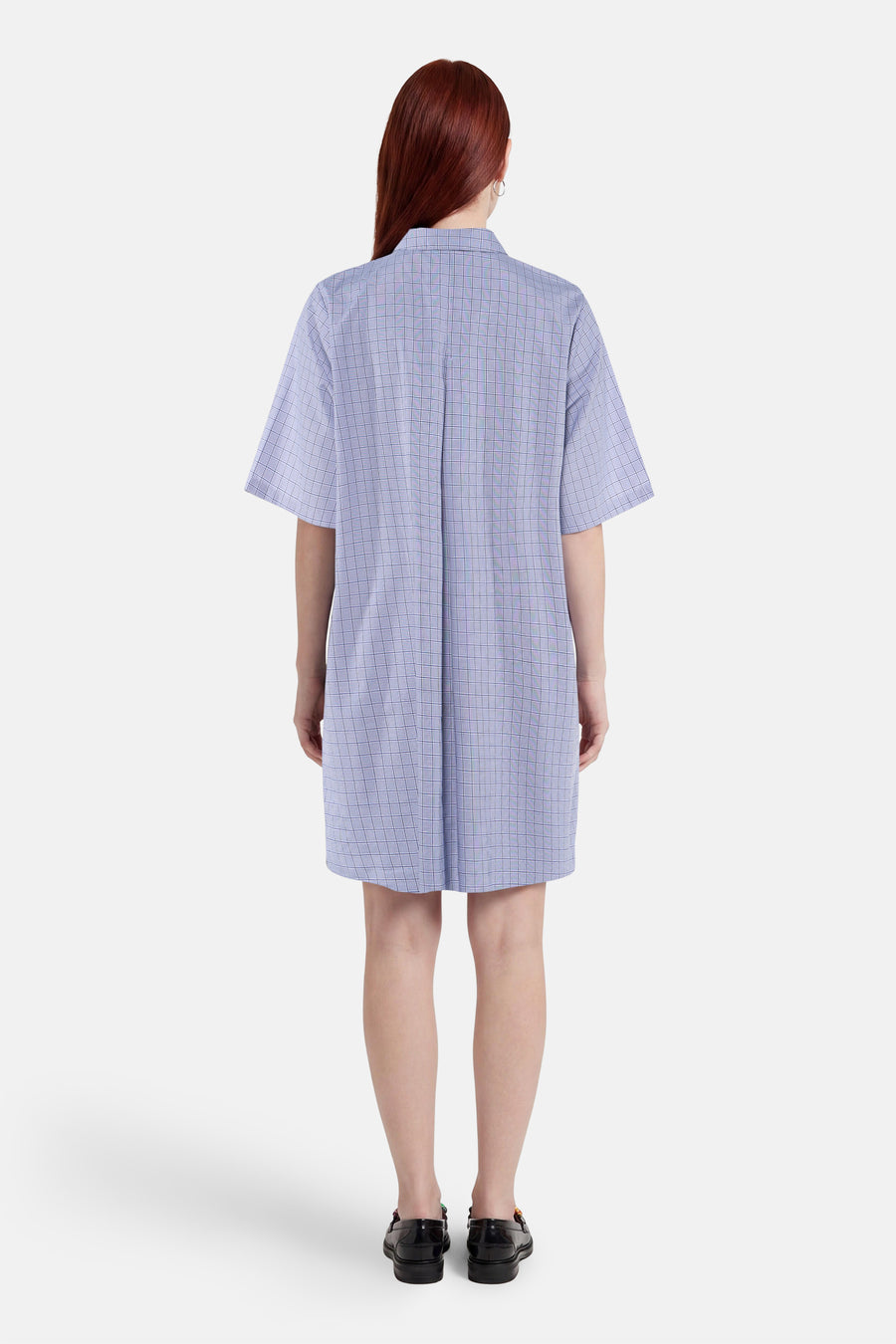 Blauw geruit kleedje met lange mouwen van VERO MODA®, achterkant met centrale plooien, model draagt zwarte loafers