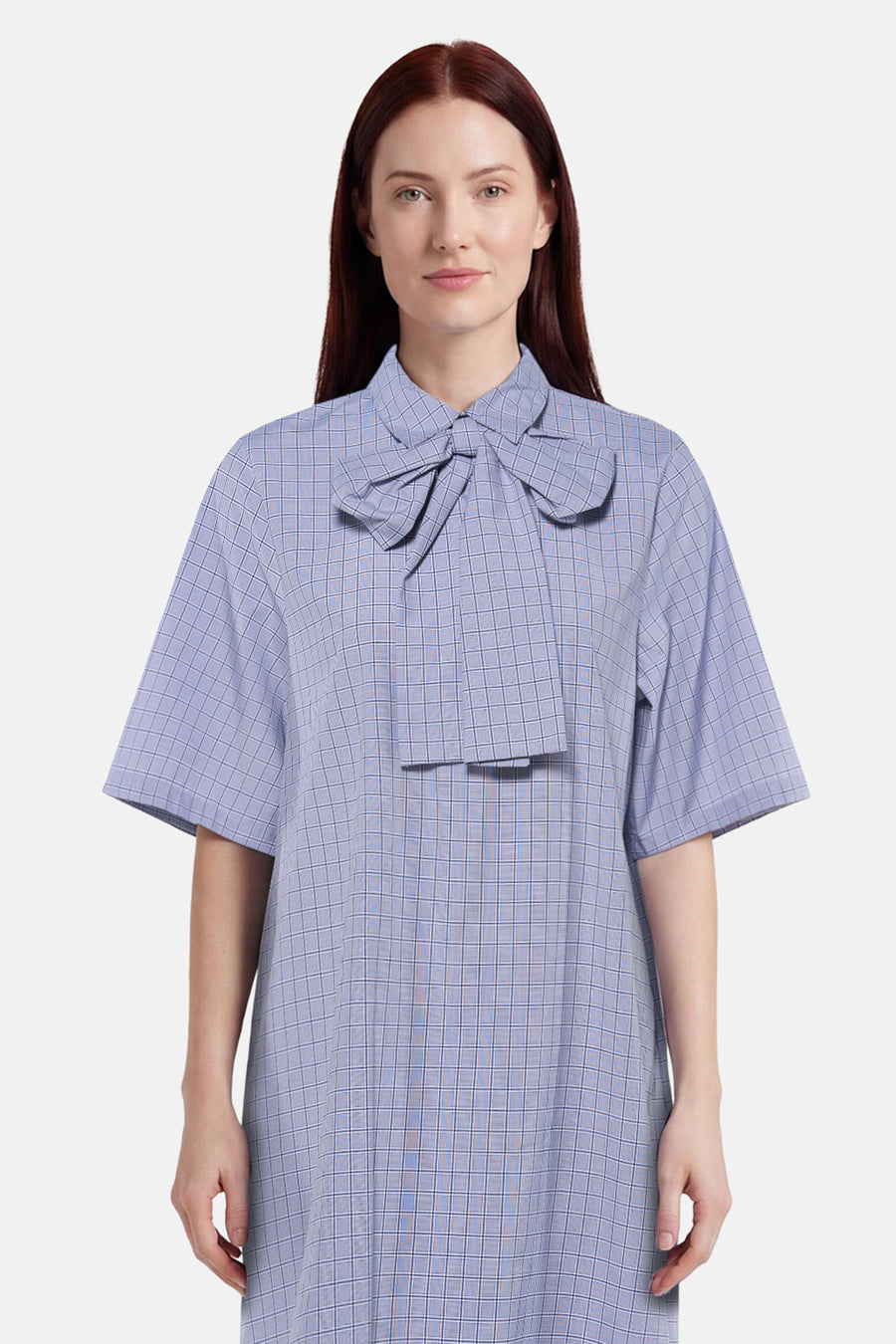 Blauw geruit kleedje met lange mouwen van VERO MODA®, voorzien van strik kraag en losse pasvorm, front view
