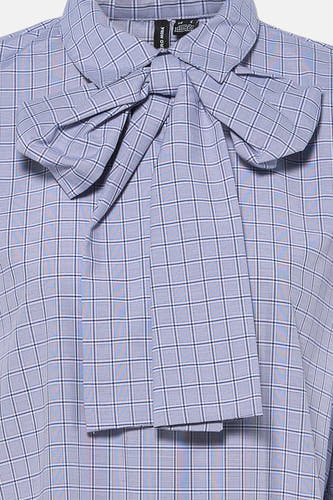 Blauw geruit kleedje met lange mouwen van VERO MODA®, voorzien van strikdetail aan de hals, close-up vooraanzicht