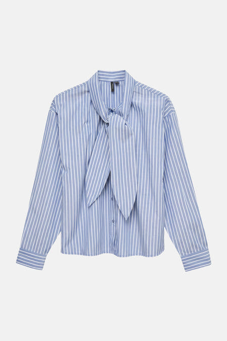 Chemise bleue rayée de VERO MODA, à manches longues et avec un détail de nœud.