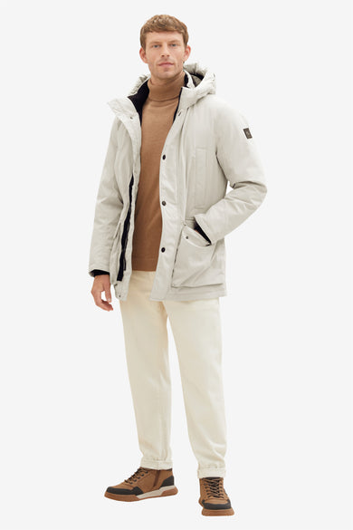 Parka beige à capuche avec boutons foncés de TOM TAILOR, portée avec un pull marron et un pantalon crème, vue de face