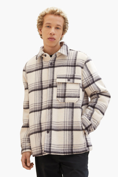 Veste noire de TOM TAILOR avec motif à carreaux et poche poitrine, associée à un pantalon noir.