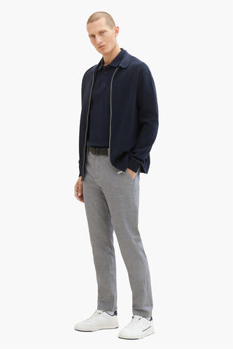 Chino gris de TOM TAILOR, associé à un polos bleu marine et une veste à fermeture éclair ouverte.
