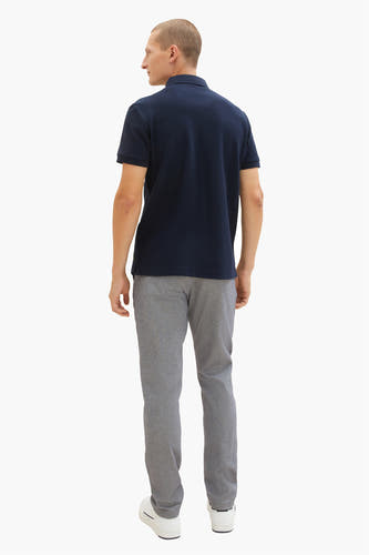 Chino gris de TOM TAILOR, vu de derrière, associé à un poloshirt bleu marine et des baskets blanches.