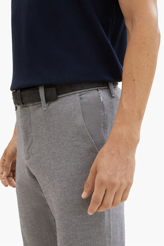Chino gris de TOM TAILOR, avec un motif subtilement mélangé et une ceinture en cuir noir.
